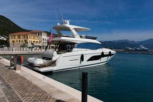portonovi, monténégro, 20 octobre 2020 - yacht de luxe prestige 630 marina. un village de vacances idyllique de style méditerranéen au milieu de la beauté sauvage de boka kotorska sur la mer adriatique.