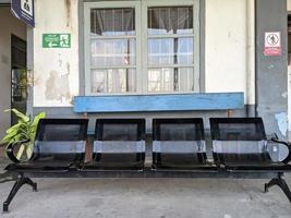 banc d'attente en acier inoxydable devant la gare qui sert à attendre les trains ou les proches photo