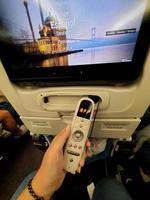 l'intérieur du siège passager d'un avion de la compagnie aérienne turque qui dispose d'un écran tactile pour le divertissement en vol. qui est également équipé d'une télécommande qui fonctionne également comme une manette de jeu photo