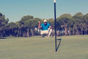 joueur de golf visant un coup parfait photo