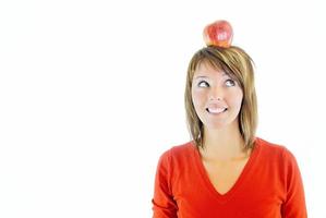 jolie fille avec une pomme sur la tête photo