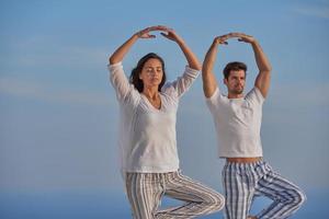 jeune couple pratiquant le yoga photo