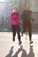 jeune couple faisant du jogging photo