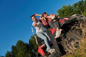 couple profitant d'une belle journée ensoleillée en conduisant un buggy hors route photo