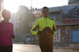 jeune couple faisant du jogging photo