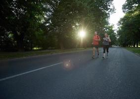 couple faisant du jogging à l'extérieur photo