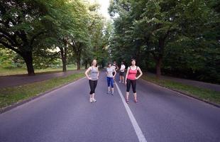 groupe de personnes jogging photo