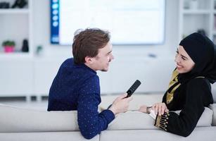 jeune couple musulman devant la télé ensemble photo