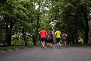 équipe de coureurs à l'entraînement du matin photo