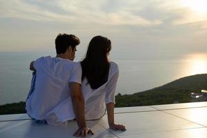 heureux jeune couple romantique s'amuser et se détendre à la maison photo