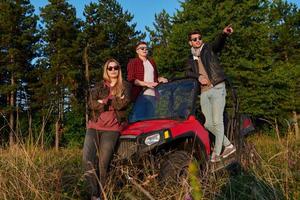 groupe de jeunes gens heureux profitant d'une belle journée ensoleillée tout en conduisant une voiture buggy hors route photo