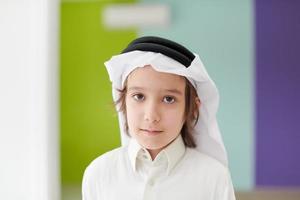 portrait de petit garçon arabe photo