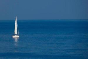 voilier solitaire sur la côte méditerranéenne de la costa brava catalane photo