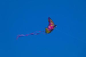 cerf-volant coloré volant sous le ciel bleu photo