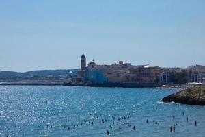 vue sur la belle ville de sitges sur la côte méditerranéenne catalane. photo