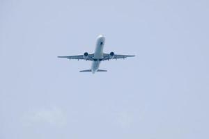 avions commerciaux volant sous un ciel bleu et arrivant à l'aéroport photo