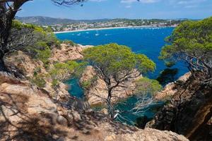 côte accidentée, côte méditerranéenne de la costa brava catalane, sant feliu de guixols photo