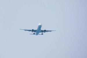 avions commerciaux volant sous un ciel bleu et arrivant à l'aéroport photo