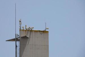 caméras de sécurité et antennes téléphoniques et radio photo