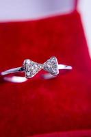 bague diamant sur velours photo