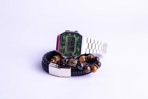 bracelet, pierre de tigre, cuir, métal et montres photo