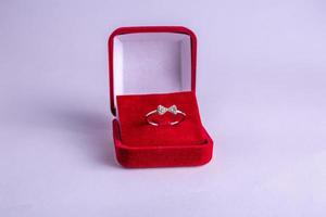 bague diamant sur velours photo