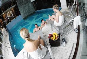 groupe de jeunes à la piscine du spa photo