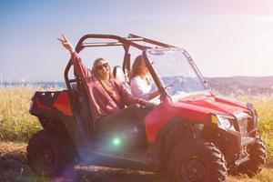 Deux jeunes femmes au volant d'une voiture buggy hors route photo