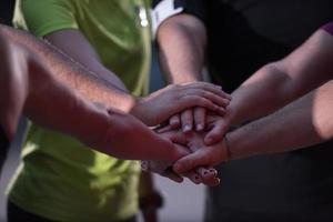 coureurs se donnant un high five photo