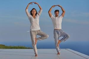 jeune couple pratiquant le yoga photo