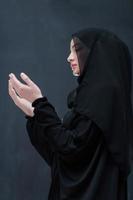 portrait de jeune femme musulmane faisant dua photo
