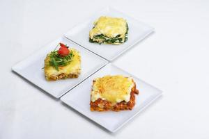 lasagne sur blanc photo