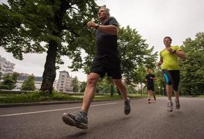 équipe de coureurs à l'entraînement du matin photo