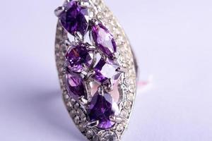 bague sur violet photo