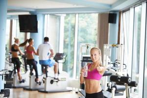 femme dans la salle de fitness boire de l'eau photo