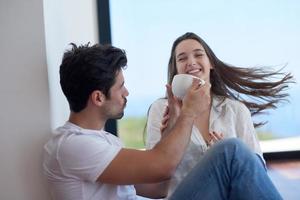 jeune couple détendu à la maison escalier photo