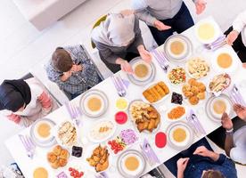 vue de dessus de la famille musulmane moderne ayant une fête du ramadan photo