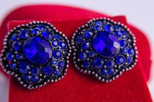 boucles d'oreilles en pierres précieuses bleues photo