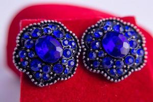 boucles d'oreilles en pierres précieuses bleues photo