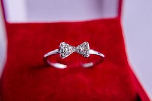 bague diamant sur velours photo