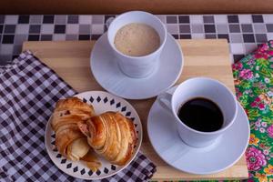 tasse de café et croissant photo