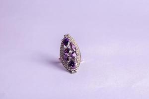 bague sur violet photo