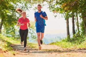 couple profitant d'un mode de vie sain tout en faisant du jogging sur une route de campagne