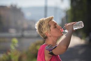 femme buvant de l'eau après avoir fait du jogging photo