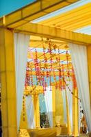cérémonie de mariage traditionnelle belle culture de l'inde ou décorée pour la cérémonie haldi photo