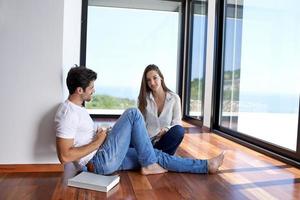 jeune couple détendu à la maison escalier photo