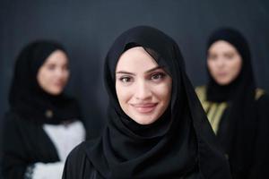 portrait de belles femmes musulmanes en robe à la mode photo