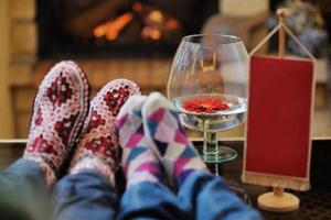 jeune couple romantique assis et relaxant devant la cheminée à la maison photo