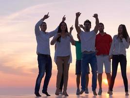 fêtards au coucher du soleil photo