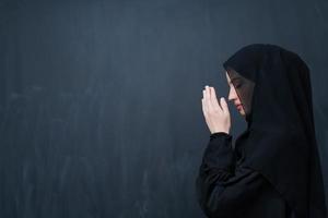 portrait de jeune femme musulmane faisant dua photo